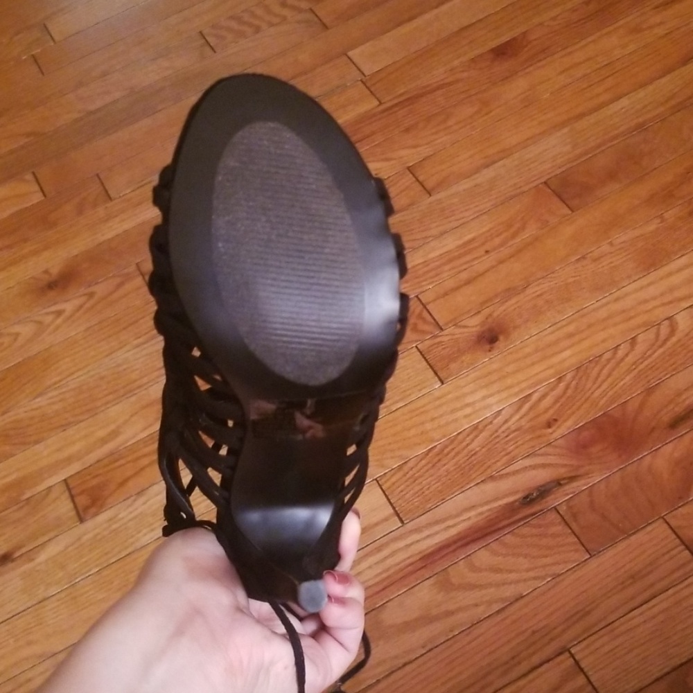 Heels - Picture 4 of 4